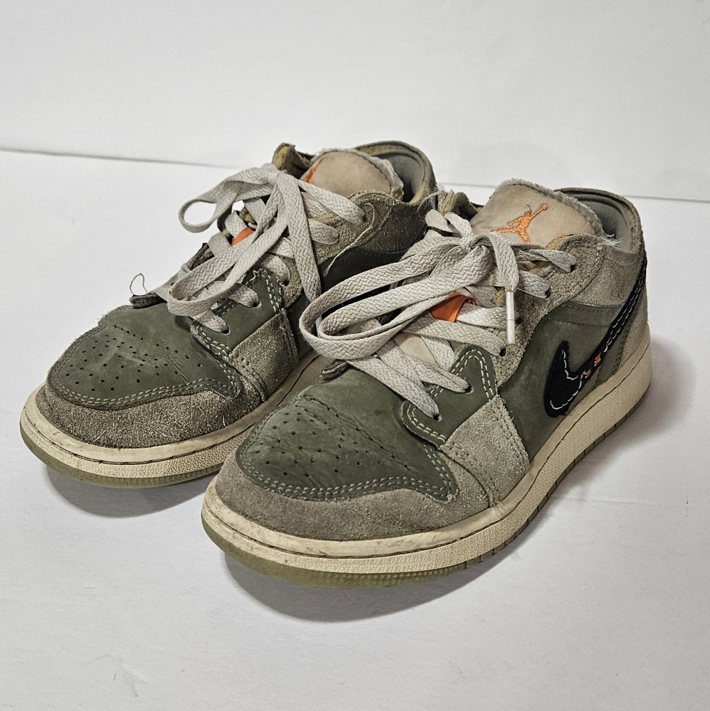 Air Jordan 1 Low Kids Sneakers - Picture 2 of 4